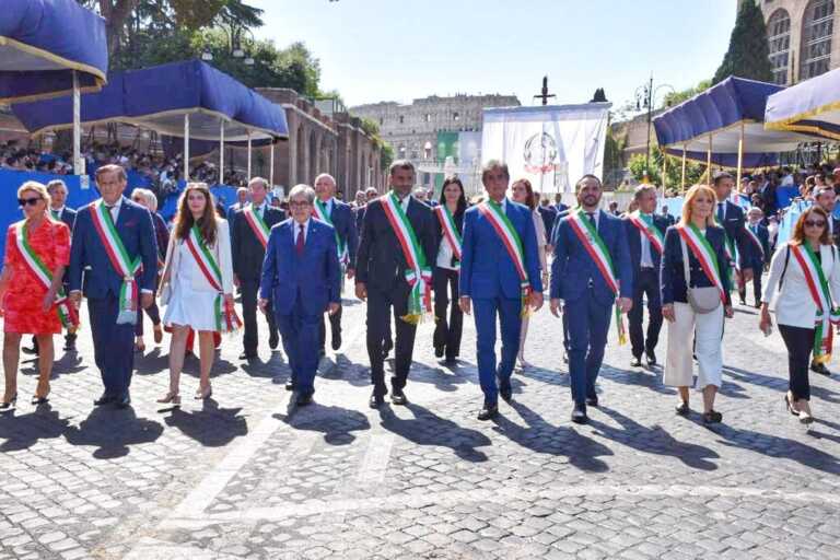 Festa della Repubblica, Decaro guida i sindaci a Roma: «Testimonianza di unità della Nazione e volontà di pace»