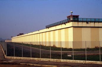 Galleria foto 'Detenuti appiccano fuoco in carcere Cremona, 80 evacuati' - foto 1