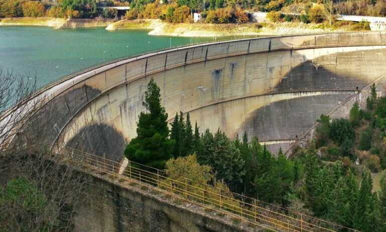 Siccità, l’allarme di Amati: «Buttiamo a mare 167 miliardi di litri di acqua per mancata manutenzione delle dighe»