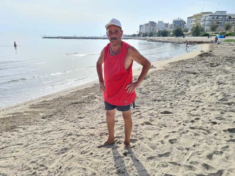 «Premiate Domenico: bagnino ad honorem»,  l’82enne che cura le spiagge di Bari