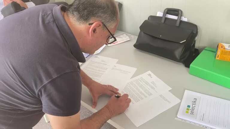 Bari, firmati i primi 12 contratti all’ex Om: «Bella giornata dopo 11 anni di battaglie e sofferenze»