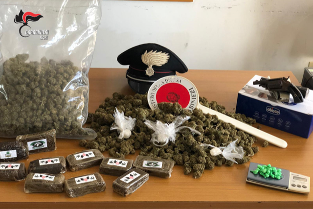 In camera da letto oltre 2 chili di droga e una pistola: arrestato un 44enne di Altamura