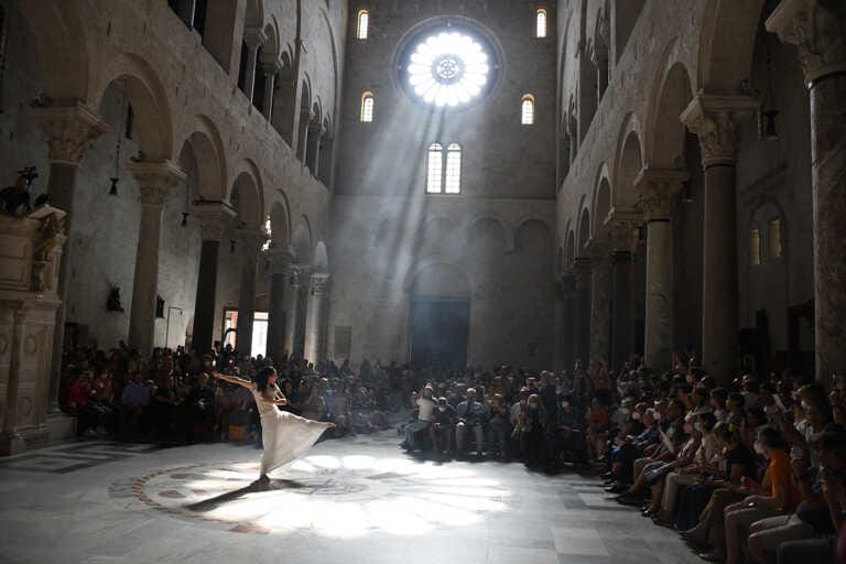 Galleria foto 'Bari, nella Cattedrale la magia del solstizio d’estate – VIDEO' - foto 1