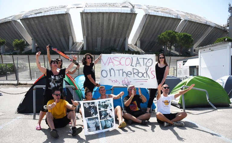 Bari, fan in trepidazione per il concerto di Vasco: «Non vediamo l’ora che sia domani» – VIDEO