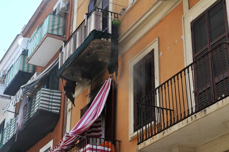 Bari, fiamme al quartiere Libertà: incendio in un appartamento. Sei persone tratte in salvo – VIDEO