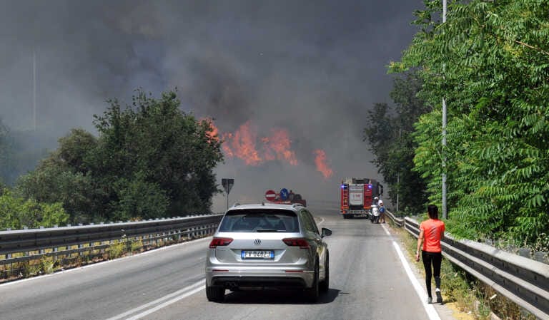 Bari, vasto incendio a Santa Caterina: sterpaglie in fiamme. Sul posto i vigili del fuoco – VIDEO