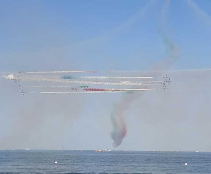 Galleria foto 'Le evoluzioni delle Frecce Tricolori incantano Vieste – VIDEO' - foto 1