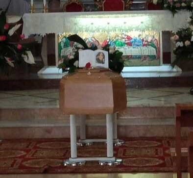 Novoli, chiesa gremita per l’ultimo saluto a Donatella. Il padre: «Noi perdoniamo tutto»