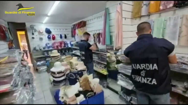 Galleria foto 'Gdf Torino, sequestro da 30 mln di euro di falso Made in Italy' - foto 1