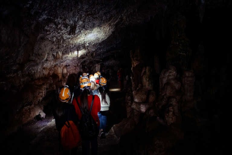 Grotte di Castellana, il calendario degli appuntamenti per tutta l’estate: esplorazioni notturne o con la famiglia