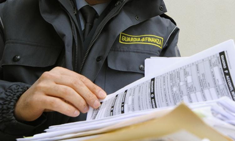 Soldi pubblici sui conti correnti personali e familiari: ai domiciliari ex funzionario comunale di Bitetto