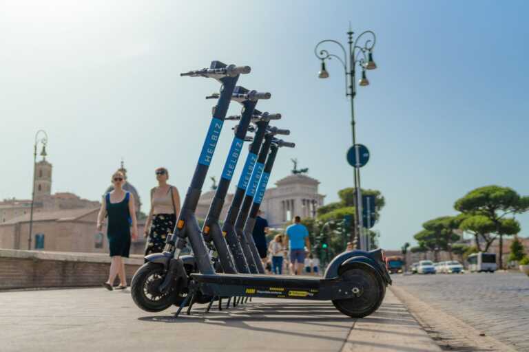Bari, i monopattini Helbiz lasciano la città: servizio interrotto entro il 31 gennaio