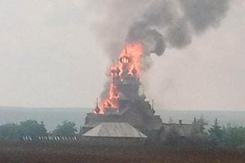 Galleria foto 'In fiamme il monastero ortodosso della Santa Dormizione di Svyatogorsk' - foto 1