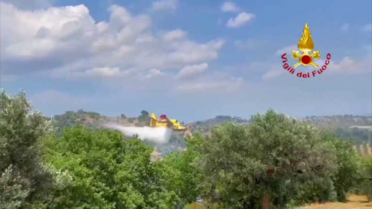 Galleria foto 'Incendi boschivi nel crotonese, canadair in azione' - foto 1