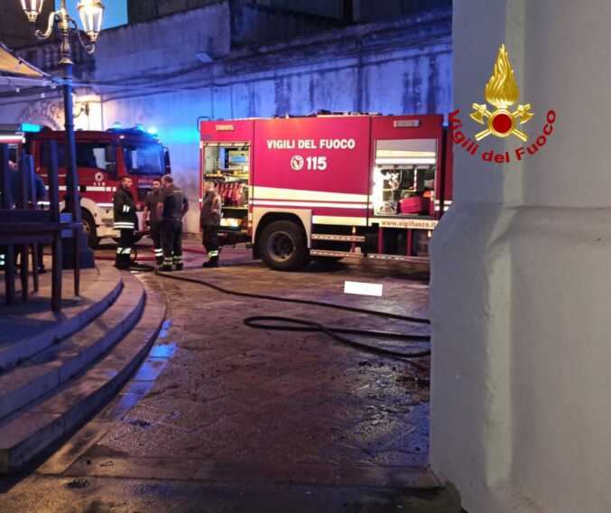 A fuoco un ristorante nel Leccese: gravi danni alla struttura, distrutti bar e cucina – VIDEO