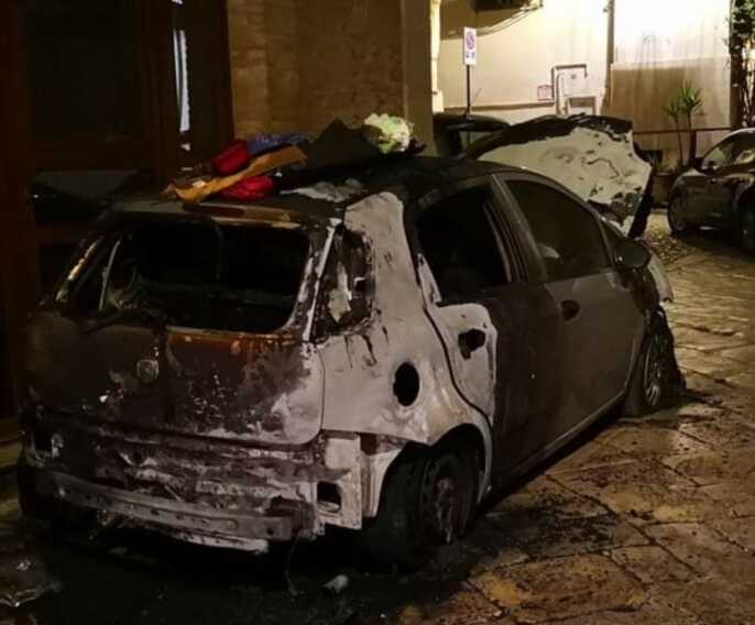 Lucera, in fiamme l’auto di un dirigente comunale: probabile natura dolosa
