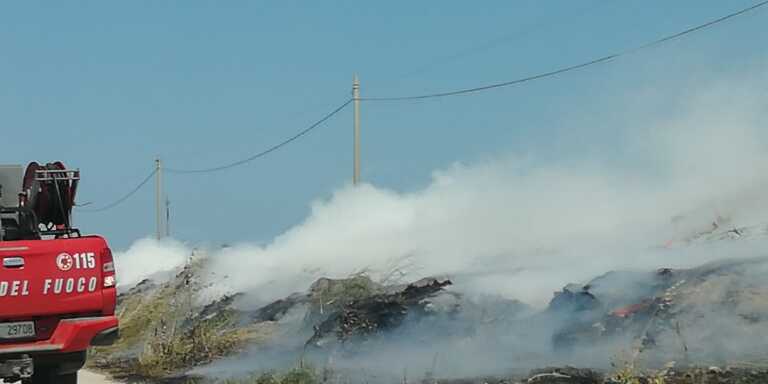 Barletta, incendio divampa in zona Fiumara. All’opera i vigili del fuoco