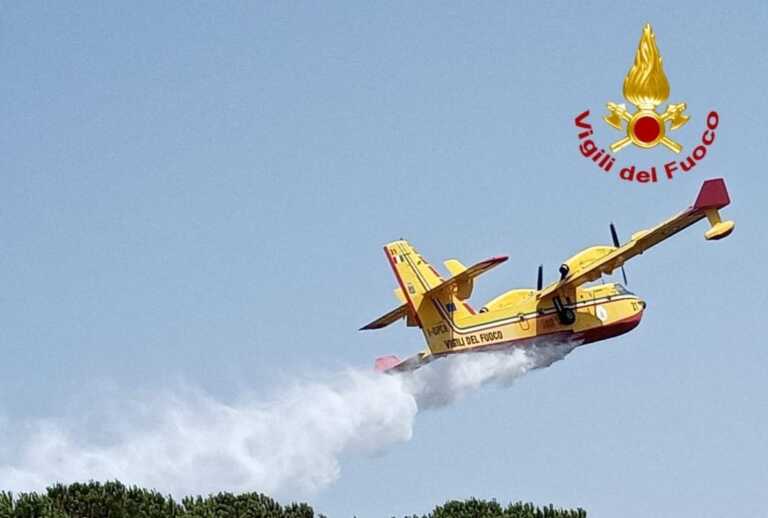 Vasto incendio alle porte di Lecce, chiusa via vecchia Frigole: due Canadair in azione