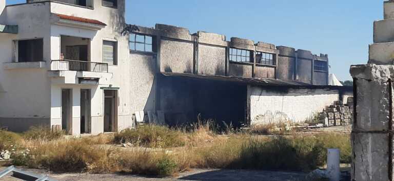 Foggia, capannone distrutto da un incendio in periferia: fiamme alte anche 15 metri