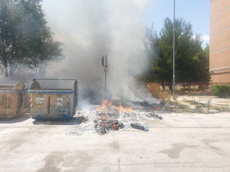 Galleria foto 'Foggia, in fiamme i cassonetti. Una decina gli interventi dei vigili del fuoco' - foto 1