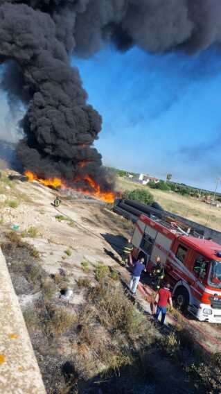 Incendio a Cavallino: fiamme nel Museo diffuso. Aria irrespirabile e tante ore di duro lavoro