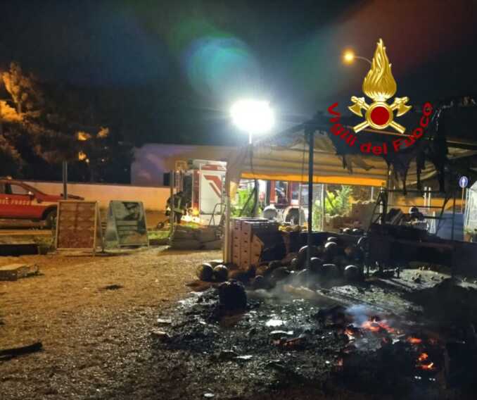 Incendio in un chiosco di frutta e verdura a Ruffano: feriti due vigili del fuoco