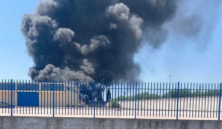 In fiamme un deposito di rifiuti sotto sequestro a Cerignola