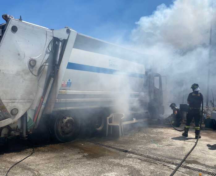 Galleria foto 'Peschici, incendio distrugge un autocompattatore. Indagano i carabinieri' - foto 1
