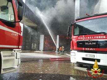 Galleria foto 'Incendio Malagrotta, a Fiumicino materne e nidi chiusi fino a martedì' - foto 1