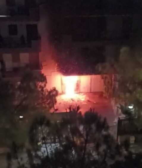 Manfredonia, fiamme divampano nel garage di un condominio: paura per i residenti