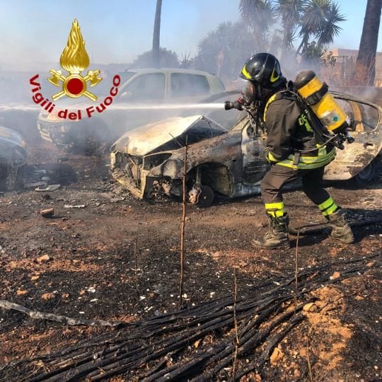 Incendi nel Salento: a Ruffano in azione due canadair, a Nardò tre auto distrutte dalle fiamme