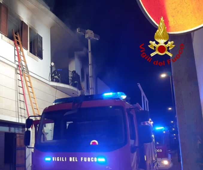 Galleria foto 'Nuovo incendio nell’abitazione di un imprenditore di Presicce: il secondo in tre giorni' - foto 1