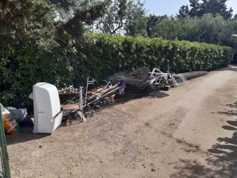 Galleria foto 'Sorpreso mentre dava fuoco a rifiuti speciali in campagna: denunciato un 60enne barese' - foto 5