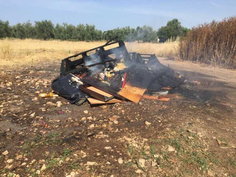 Sorpreso mentre dava fuoco a rifiuti speciali in campagna: denunciato un 60enne barese