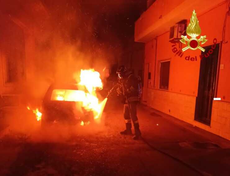 Auto in fiamme nella notte a Taurisano, intervengono i Vigili del fuoco