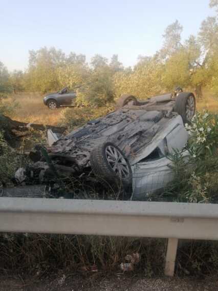 Finisce fuori strada con l’auto e si ribalta: due feriti sulla Andria-Bisceglie