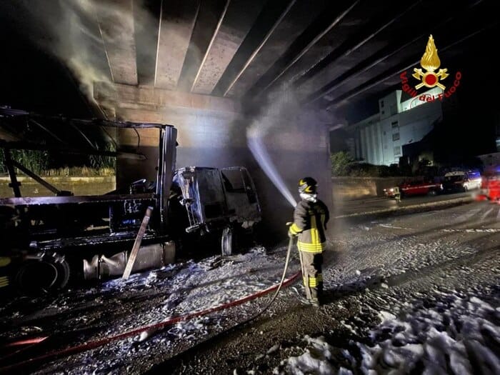 Urta il pilone di un sottopasso e il camion va in fiamme: morto autista di un’azienda di trasporti di Melfi