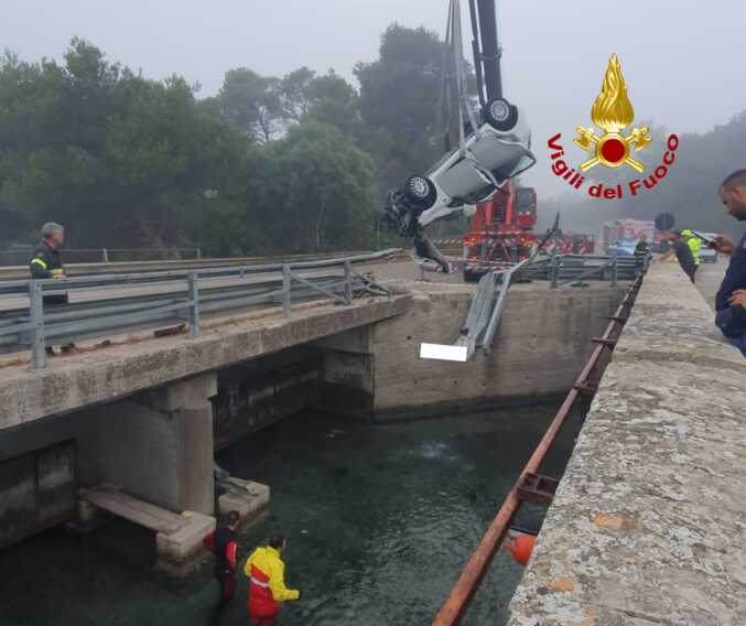 Galleria foto 'Perdono il controllo dell’auto e finiscono in un canale: paura per due giovani a Otranto' - foto 1