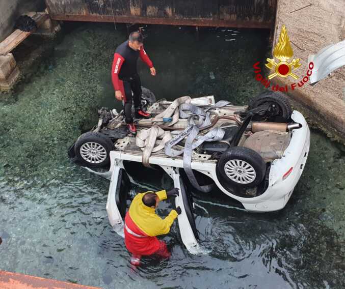 Perdono il controllo dell’auto e finiscono in un canale: paura per due giovani a Otranto