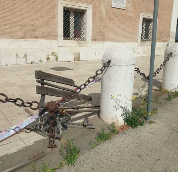 Foggia, dopo aver urtato uno scooter si schianta contro i piloni di piazza XX Settembre: denunciato