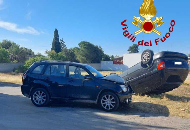 Scontro tra due auto nel Leccese: una finisce fuori strada e si ribalta. Due persone ferite