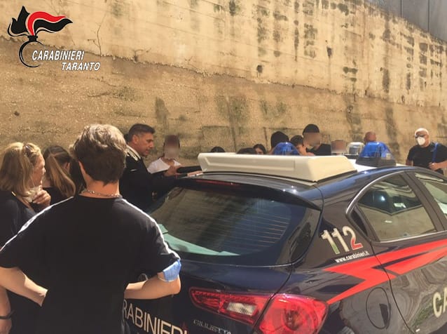 Truffe agli anziani, i Carabinieri di Taranto incontrano studenti con i nonni – VIDEO