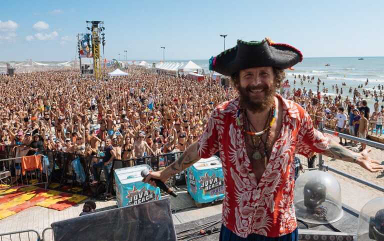 Il Jova Beach Party tra attese e polemiche: «Non deve ripetersi quanto successo nel 2019 a Lido degli Estensi e a Fermo»