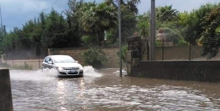 Pioggia e vento forte nel Leccese: strade allagate e auto bloccate. Colpite anche le spiagge
