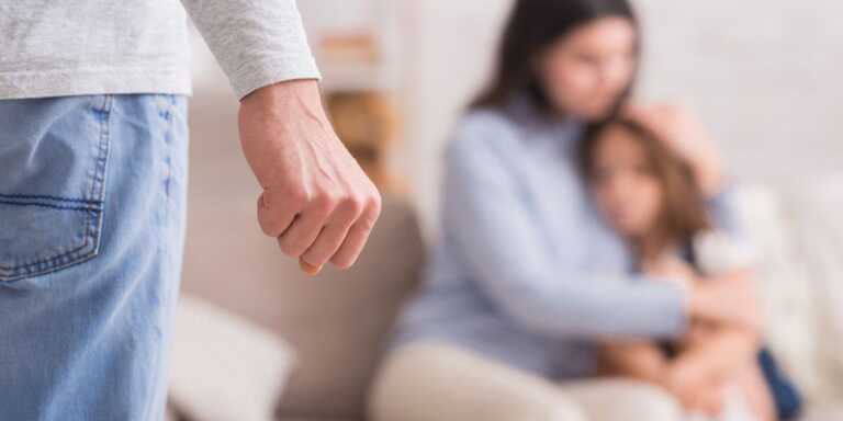 Massafra, maltratta e picchia la moglie e la figlia minorenne: arrestato un 49enne