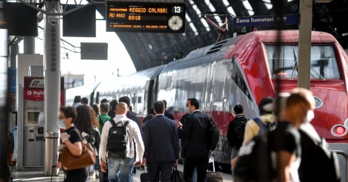 Mascherine, stop all’obbligo nei teatri ma non sui mezzi di trasporto: «Un atto di fiducia per i cittadini»