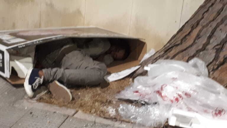 Bari, trova riparo nella scatola di un televisore. Don Piccinonna: «Troppi sono a rischio povertà»