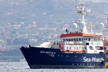 Galleria foto 'Migranti, sbarco Sea Watch oggi a Porto Empedocle con 299 persone' - foto 1