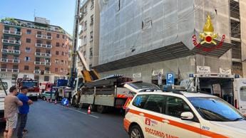 Galleria foto 'Milano, si stacca il braccio di una gru: impresario gravissimo' - foto 1