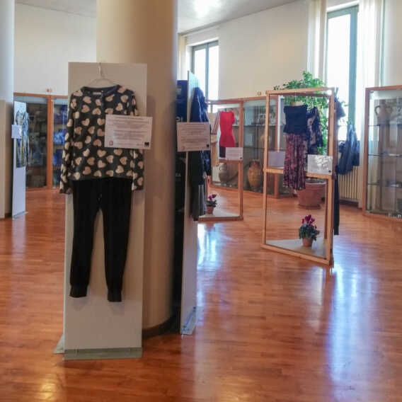 A Lizzano in mostra i vestiti che raccontano le violenze. C’è anche il dizionario ragionato sulla lingua sessista